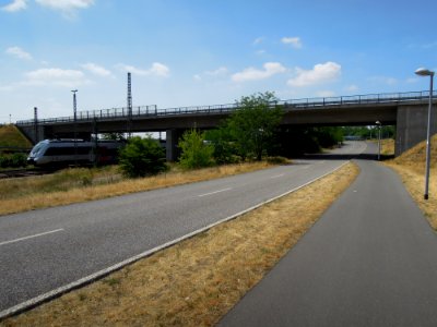 Straßenüberführung (bzw. Brücke) Potsdamer Ring vom Standort Hüfnerstraße gesehen in Lutherstadt Wittenberg im Juni 2018d