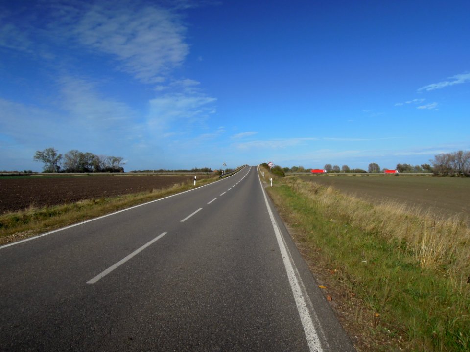 Straße zwischen Großschkorlopp und Schkeitbar, Auffahrt zur Brücke im Oktober 2017