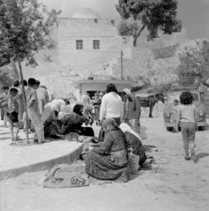 Straathandel op de markt van Safad (Safed) Vrouwen brengen groenten aan de man, Bestanddeelnr 255-3997