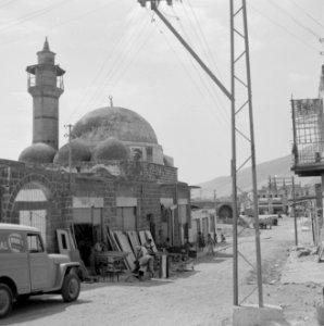 Straatje bij de Al Amarimoskee in Tiberias met werkplaatsen, waaronder een timme, Bestanddeelnr 255-4083