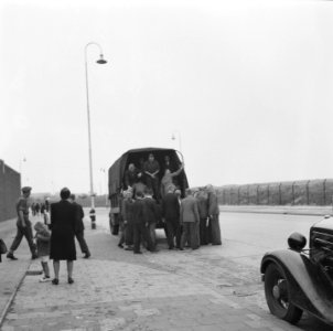 Strafgevangenis Scheveningen Mannen stappen in een vrachtwagen, Bestanddeelnr 900-7683