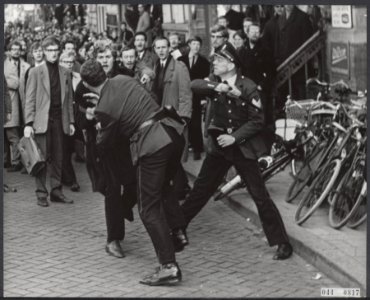Straatgevechten, jeugd, rellen, politie, Bestanddeelnr 044-0817
