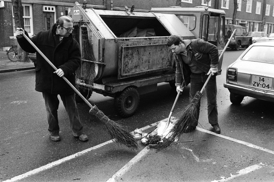 Straatvegers met bezems, Bestanddeelnr 932-4797