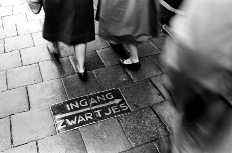 Straattegel in Amsterdam waarop staat Ingang Zwartjes (van familie Zwartjes), Bestanddeelnr 915-7610