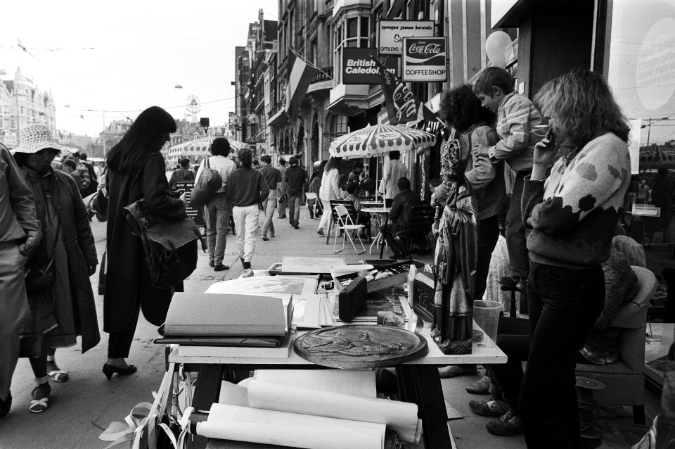 Straatverkoop door volwassenen op de vrijmarkt, Bestanddeelnr 932-5792