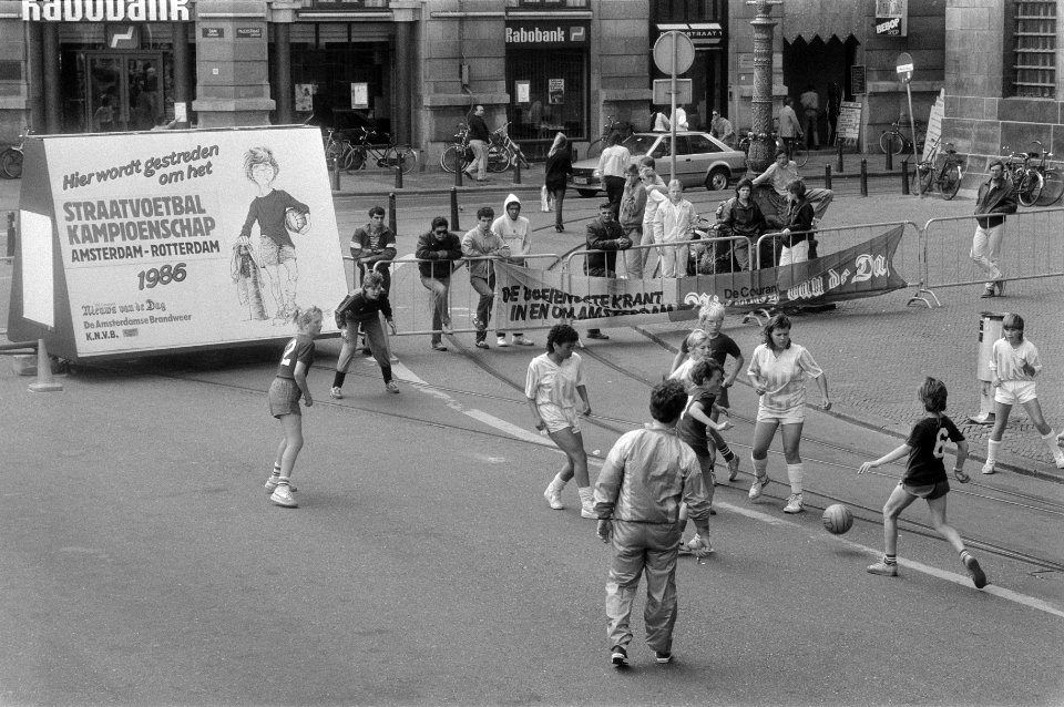 Straatvoetbalkampioenschap Rotterdam-Amsterdam op Amsterdamse Dam (ook opdracht , Bestanddeelnr 933-6938
