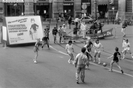 Straatvoetbalkampioenschap Rotterdam-Amsterdam op Amsterdamse Dam (ook opdracht , Bestanddeelnr 933-6938