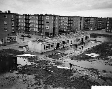 Stormschade in Amsterdam, dak afgewaaid van noodschool, Bestanddeelnr 911-8417