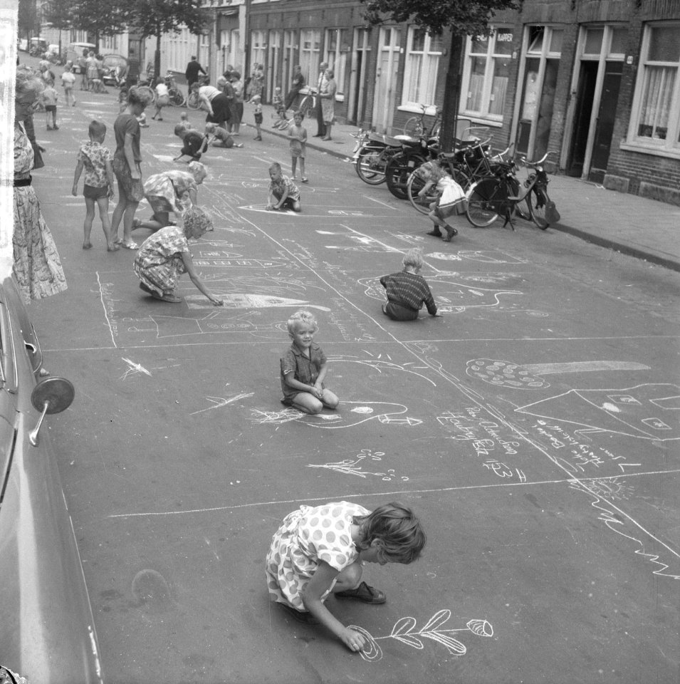 Straattekenen in de Houtrijkstraat, de kinderen aan het werk, Bestanddeelnr 916-6659