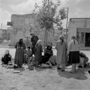 Straathandel op de markt van Safad (Safed) . Vrouwen brengen groenten aan de man, Bestanddeelnr 255-3998 photo