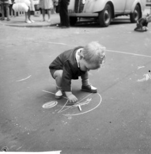 Straattekenwedstrijd in de Houtrijkstraat, 3-jarige Martin Keune aan het werk, Bestanddeelnr 911-4823