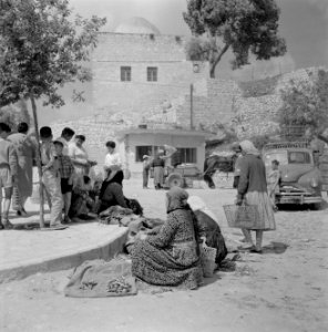 Straathandel op de markt van Safad (Safed). Vrouwen brengen groenten aan de man., Bestanddeelnr 255-3999