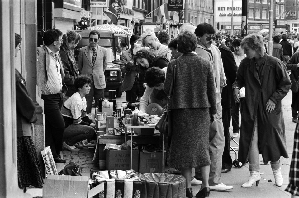 Straatverkoop door volwassenen op de vrijmarkt, Bestanddeelnr 932-5790