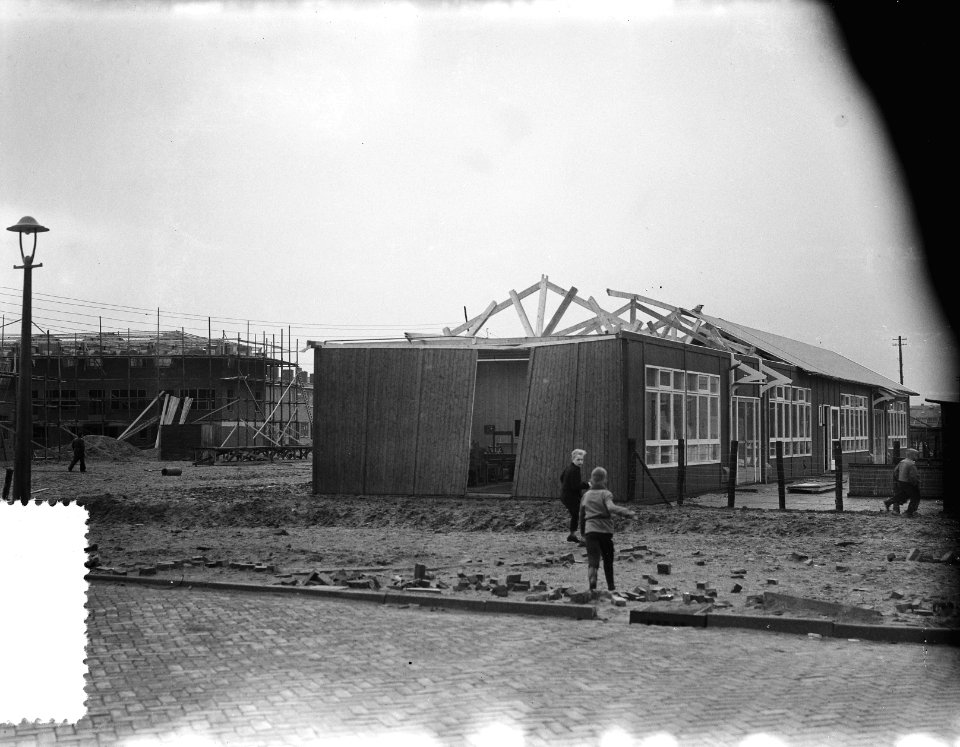 Stormschade Amsterdam, dak van bewaarschool West, Bestanddeelnr 906-9147