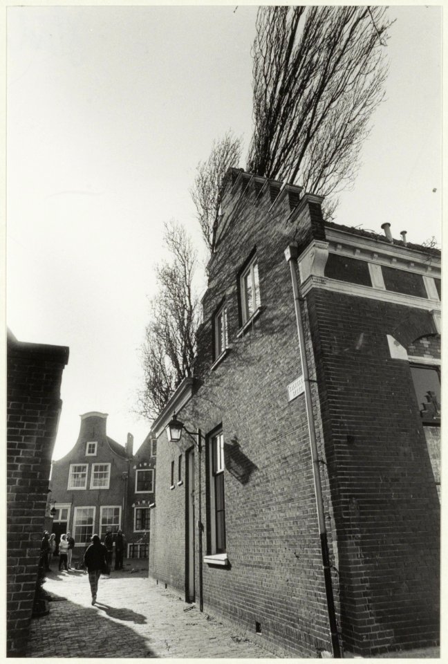 Stormschade in de Kalversteeg, ziende naar het Goudsmidspleintje. NL-HlmNHA 54023391