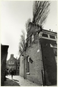 Stormschade in de Kalversteeg, ziende naar het Goudsmidspleintje. NL-HlmNHA 54023391