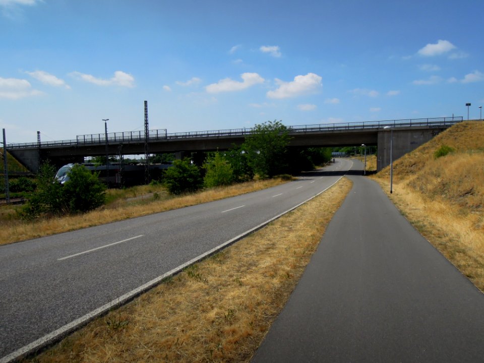Straßenüberführung (bzw. Brücke) Potsdamer Ring vom Standort Hüfnerstraße gesehen in Lutherstadt Wittenberg im Juni 2018c