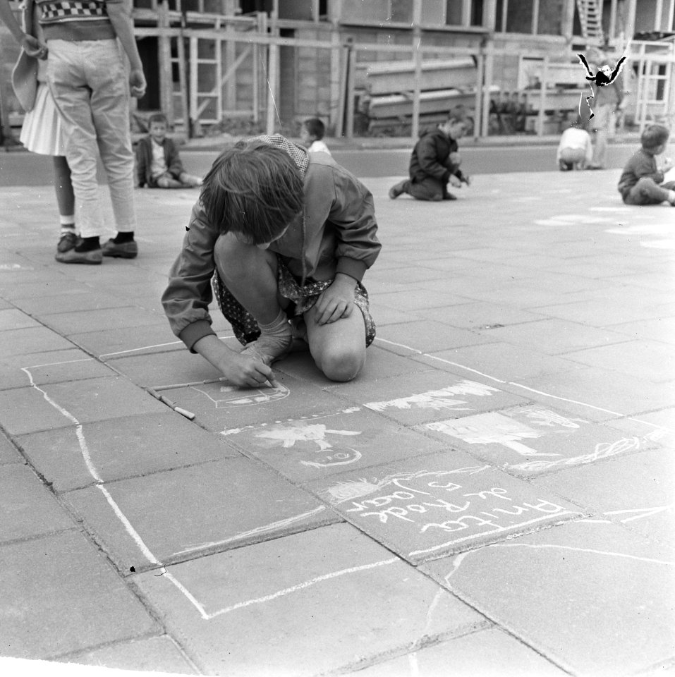 Straattekenen in Osdorp voor de jeugd, een meisje aan het werk, Bestanddeelnr 918-0353