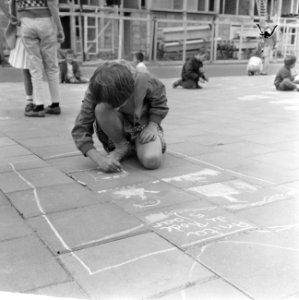 Straattekenen in Osdorp voor de jeugd, een meisje aan het werk, Bestanddeelnr 918-0353