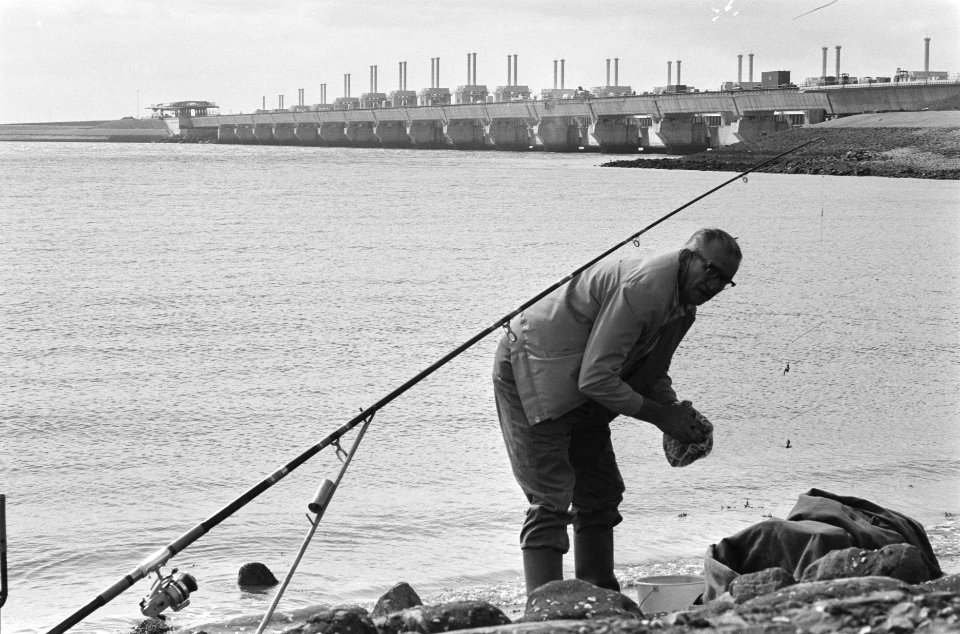Stormvloedkering Oosterschelde bijna gereed visser voor stormvloedkering, Bestanddeelnr 933-7530