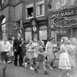 Straattafereel in de Damstraat tijdens de feestweek De jeugd op pad, Bestanddeelnr 255-7155