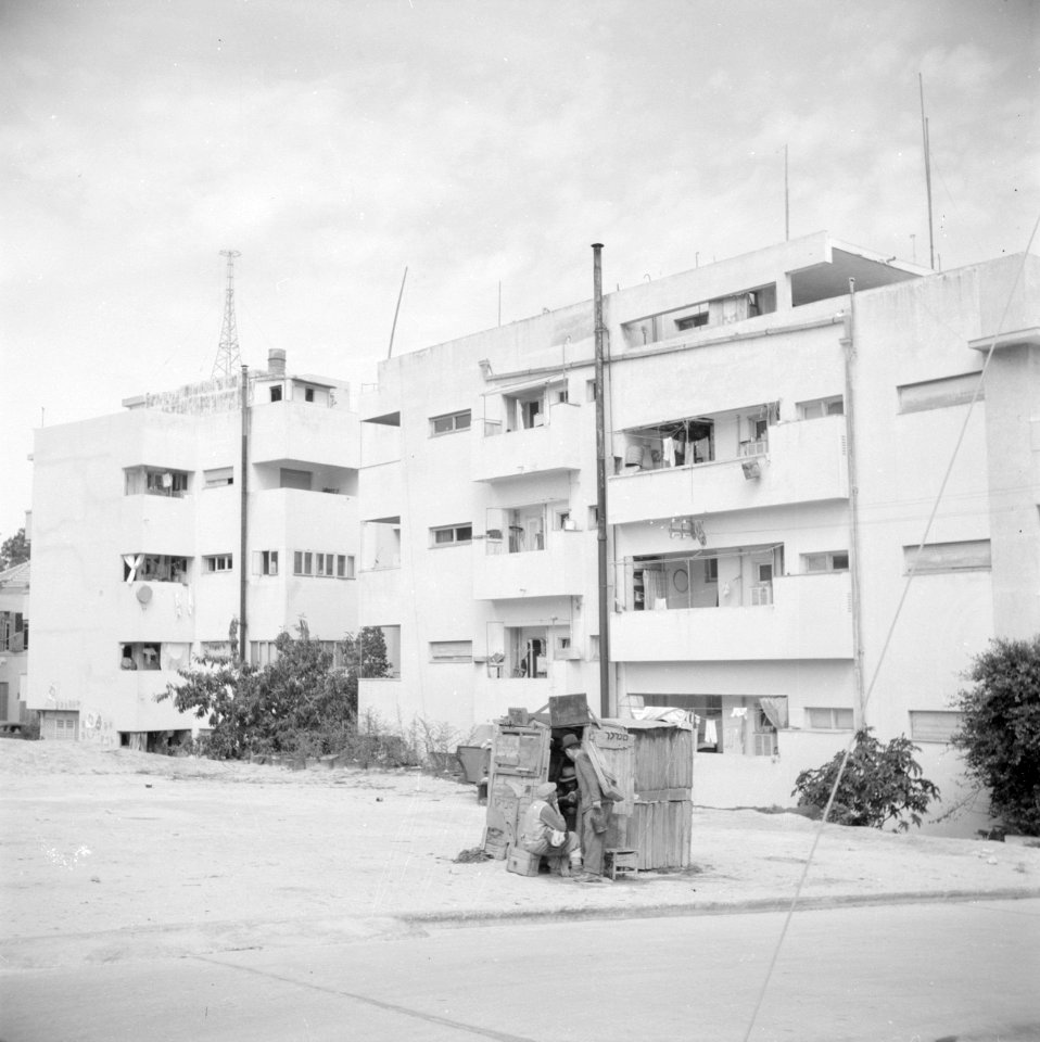 Straat in Tel Aviv met flatgebouwen met antennes op het dak. Vooraan op de foto , Bestanddeelnr 255-1287