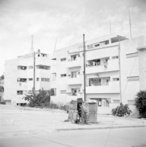 Straat in Tel Aviv met flatgebouwen met antennes op het dak. Vooraan op de foto , Bestanddeelnr 255-1287