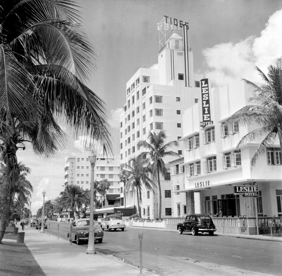 Straat in Miami met Leslie Hotel, Bestanddeelnr 191-0767