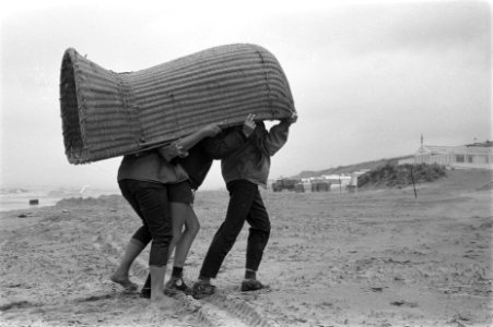 Stormweer op Zandvoort Kinderen brengen stoelen in veiligheid, Bestanddeelnr 912-8058