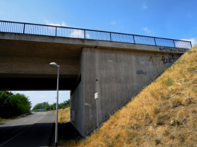 Straßenüberführung (bzw. Brücke) Potsdamer Ring vom Standort Hüfnerstraße gesehen -Widerlager-Nord-Ansicht-von-Ost- im Juni 2018
