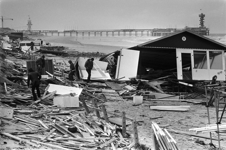 Stormschade aan strandtenten en paviljoens in Scheveningen, Bestanddeelnr 930-7822
