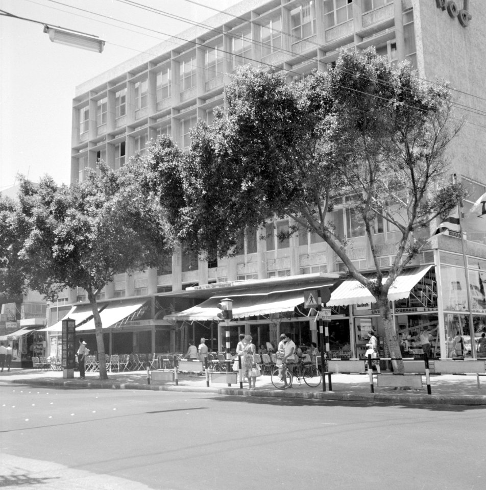 Straat met bomen en gebouw, vermoedelijk het Kameri Theater, Bestanddeelnr 255-1722