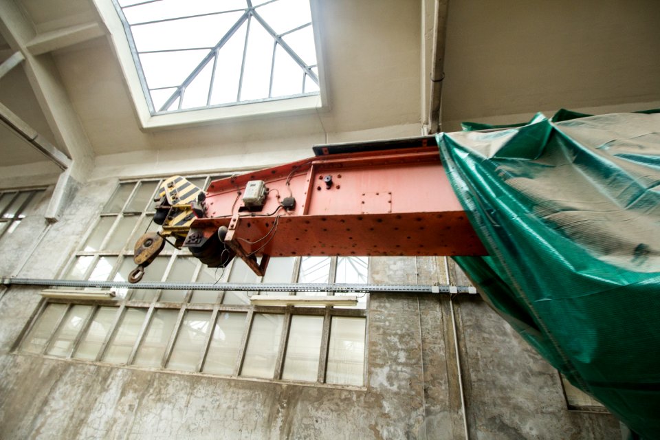 Straßenbahn Kran - Verpackt im Betriebshof Waltherstraße