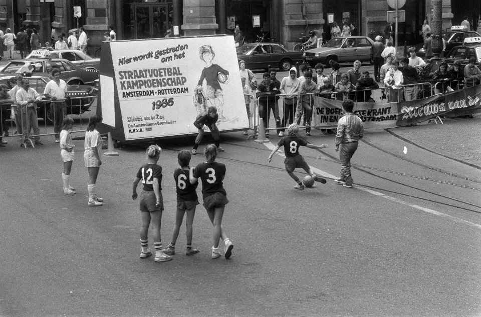 Straatvoetbalkampioenschap Rotterdam-Amsterdam op Amsterdamse Dam (ook opdracht , Bestanddeelnr 933-6940