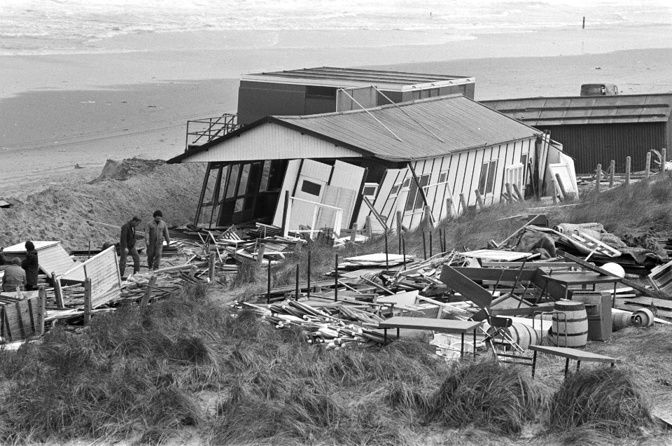 Stormschade aan strandtenten en paviljoens in Scheveningen, Bestanddeelnr 930-7824