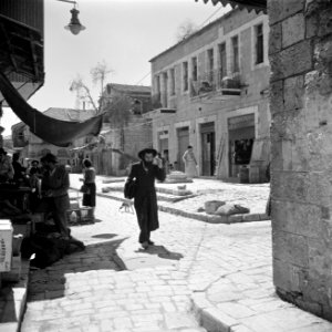 Straatje met voorbijganger en winkelend publiek in de wijk Mea Shearim, Bestanddeelnr 255-0385