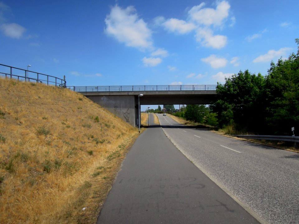 Straßenüberführung (bzw. Brücke) Potsdamer Ring vom Standort Hüfnerstraße gesehen -Widerlager-Nord-Ansicht-von-West- im Juni 2018