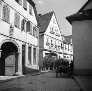 Straatje met hotels en boerenkar, Bestanddeelnr 254-3169