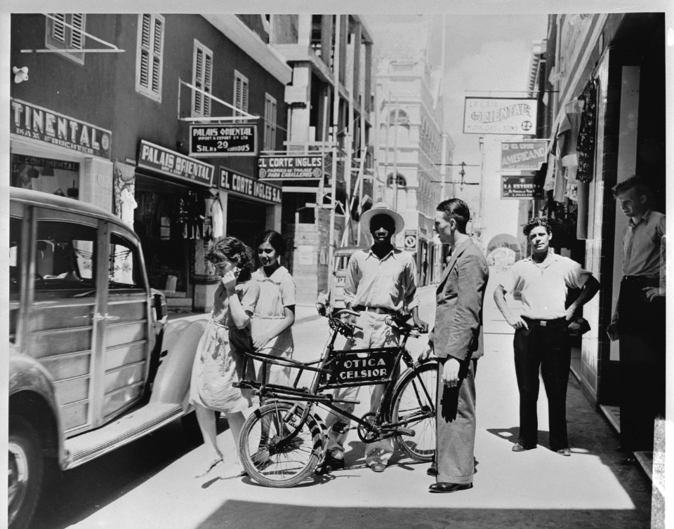 Straatleven in winkelstraat te Willemstad (Curaçao), Bestanddeelnr 935-1155