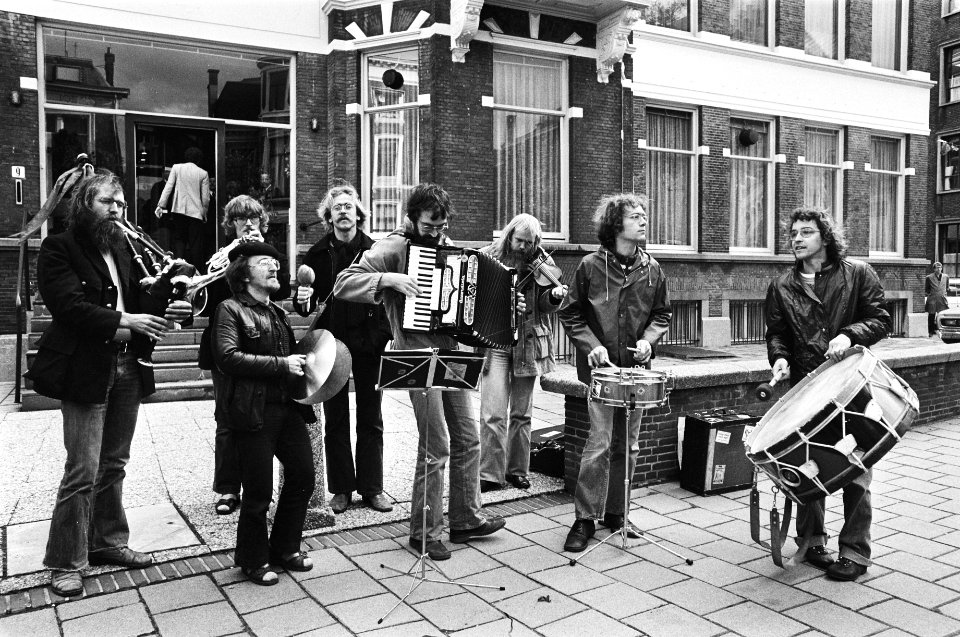 Straatmuzikanten demonstreren voor Raad van State in Den Haag, Bestanddeelnr 929-9235