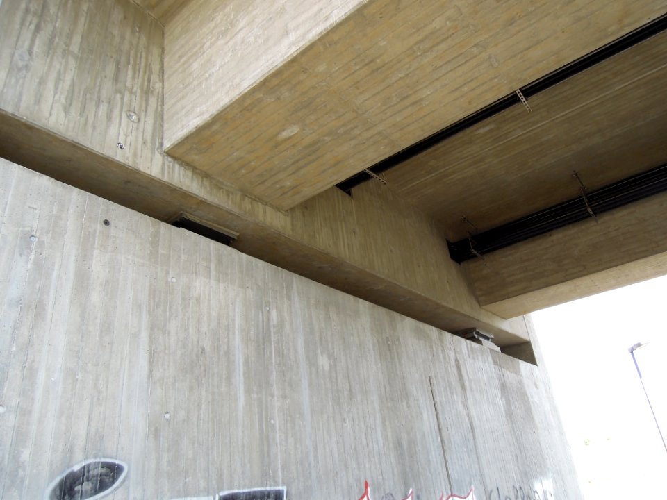 Straßenüberführung (bzw. Brücke) Potsdamer Ring vom Standort Hüfnerstraße gesehen -Widerlager-Nord-Untersicht-mit-Auflagern- im Juni 2018