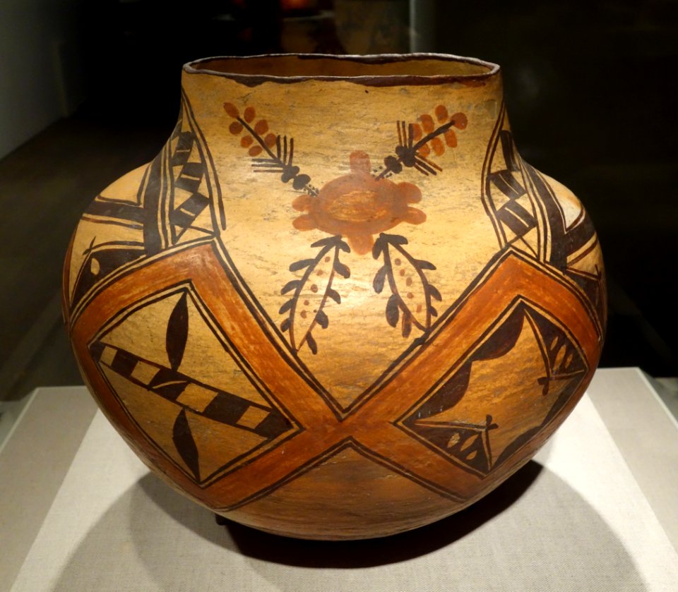 Storage jar (olla), New Mexico, Laguna Pueblo, late 1800s, earthenware and pigment - De Young Museum - DSC00302