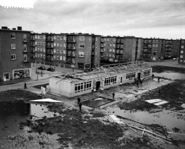 Stormschade in Amsterdam, dak afgewaaid van noodschool, Bestanddeelnr 911-8418