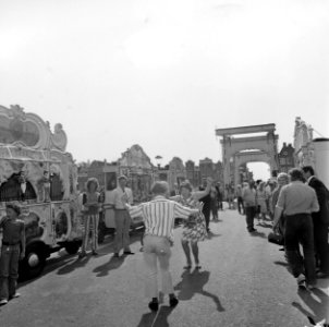 Straatorgels bij opening gerestaureerd pand hoek Amstel en Nieuwe Kerkstraat te , Bestanddeelnr 926-5395