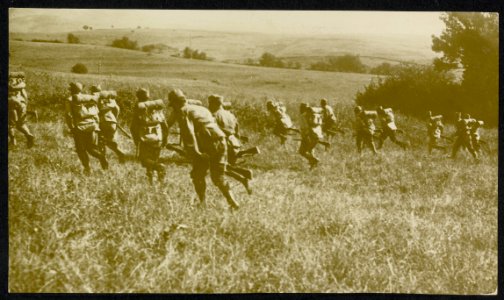 Stormloop van Italiaansche soldaten., Bestanddeelnr 158-1502