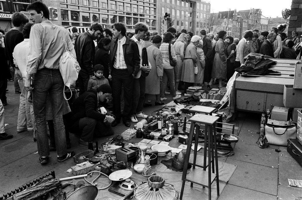 Straatverkoop door volwassenen op de vrijmarkt, Bestanddeelnr 932-5793