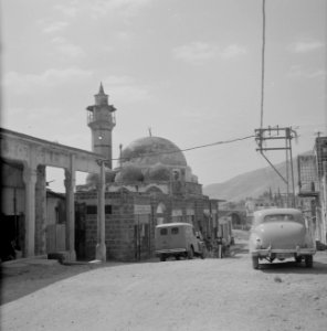 Straatje bij de Al Amarimoskee in Tiberias met geparkeerde auto's waaronder een , Bestanddeelnr 255-4081