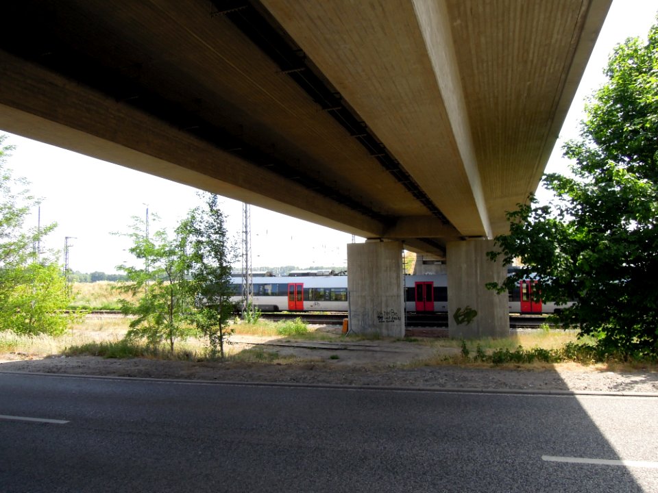 Straßenüberführung (bzw. Brücke) Potsdamer Ring vom Standort Hüfnerstraße gesehen -Untersicht- im Juni 2018