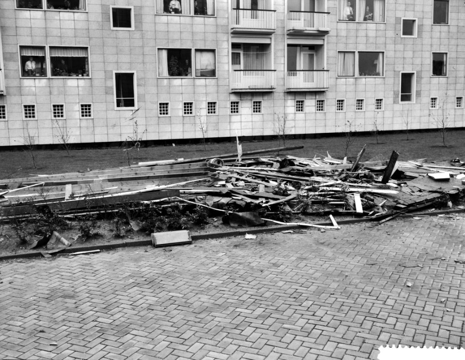 Stormschade in Amsterdam Huizen aan de Comeniusstraat hoek Johan Huizingalaan t, Bestanddeelnr 911-8410
