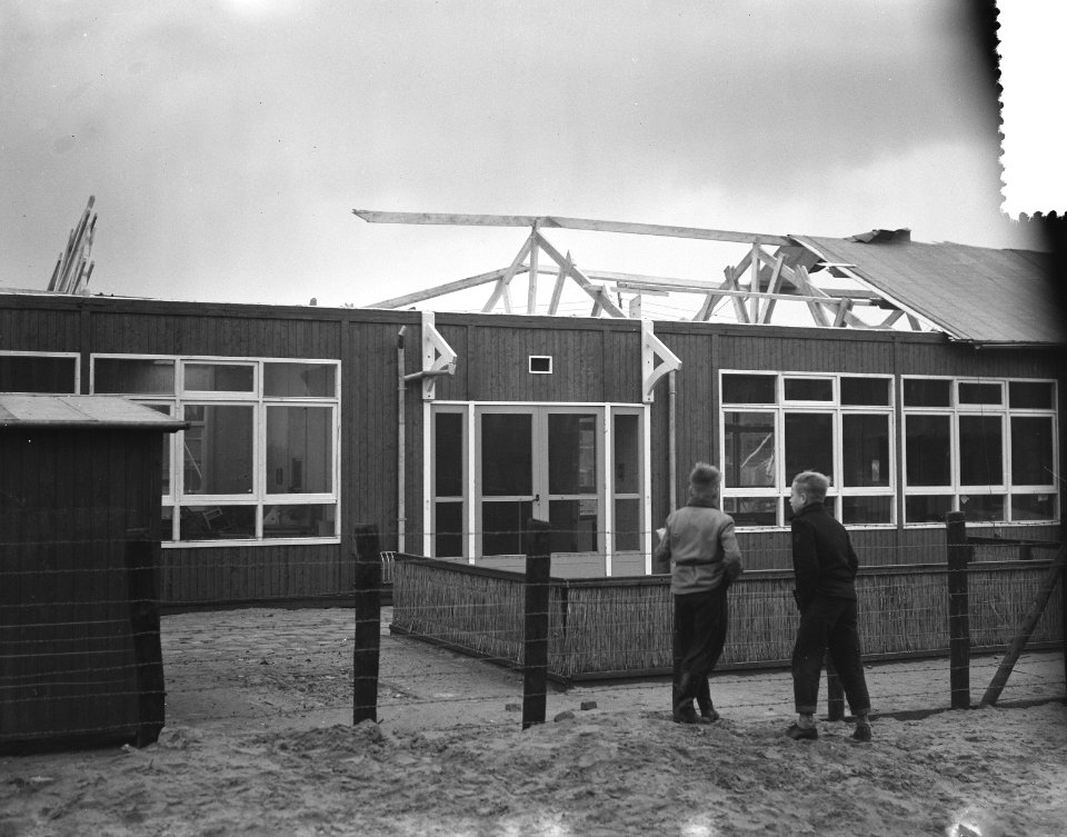 Stormschade Amsterdam, dak van bewaarschool West, Bestanddeelnr 906-9149